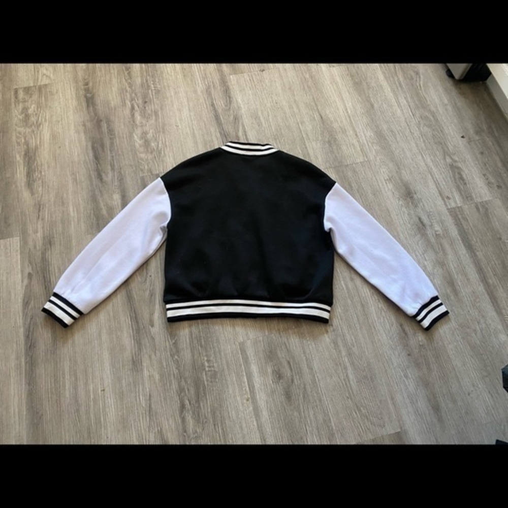🛍️ 2/$12
Size medium women’s SHEIN varsity jacket. Black and white - Picture 4 of 4